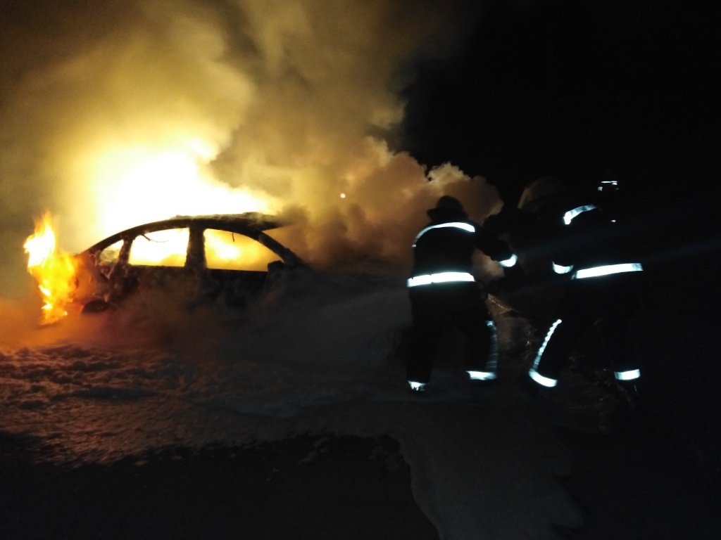 Каховські вогнеборці ліквідували пожежу іномарки
