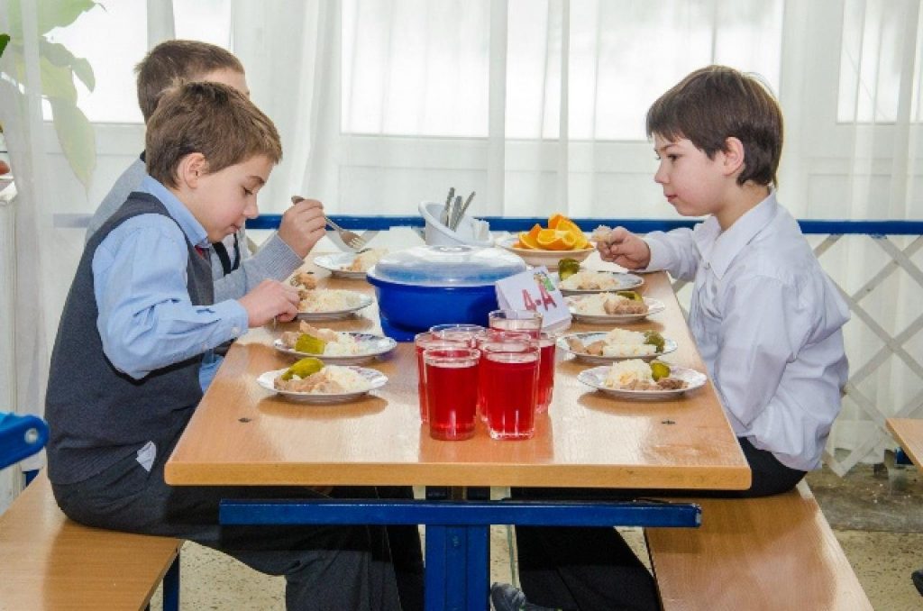 Про дорослих не думаєте, так хоч про дітей не забувайте: міська влада забула чи передумала облаштовувати їдальню у херсонській школі №35? Про дорослих не думаєте, так хоч про дітей не забувайте: міська влада забула чи передумала облаштовувати їдальню у херсонській школі №35?
