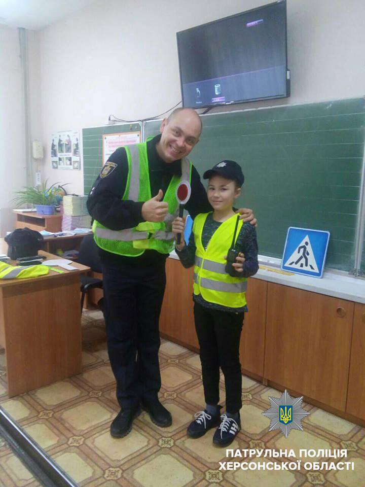 Дорослі тепер не завжди пам`ятають про безпеку на дорозі, тому херсонські поліцейські вирішили привчати до цього змалечку (ФОТО) Дорослі тепер не завжди пам`ятають про безпеку на дорозі, тому херсонські поліцейські вирішили привчати до цього змалечку (ФОТО)
