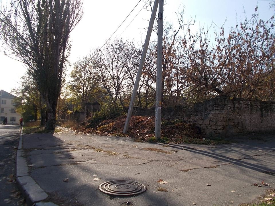 У Херсоні на один занедбаний будинок стане меньше (ФОТО) У Херсоні на один занедбаний будинок стане меньше (ФОТО)