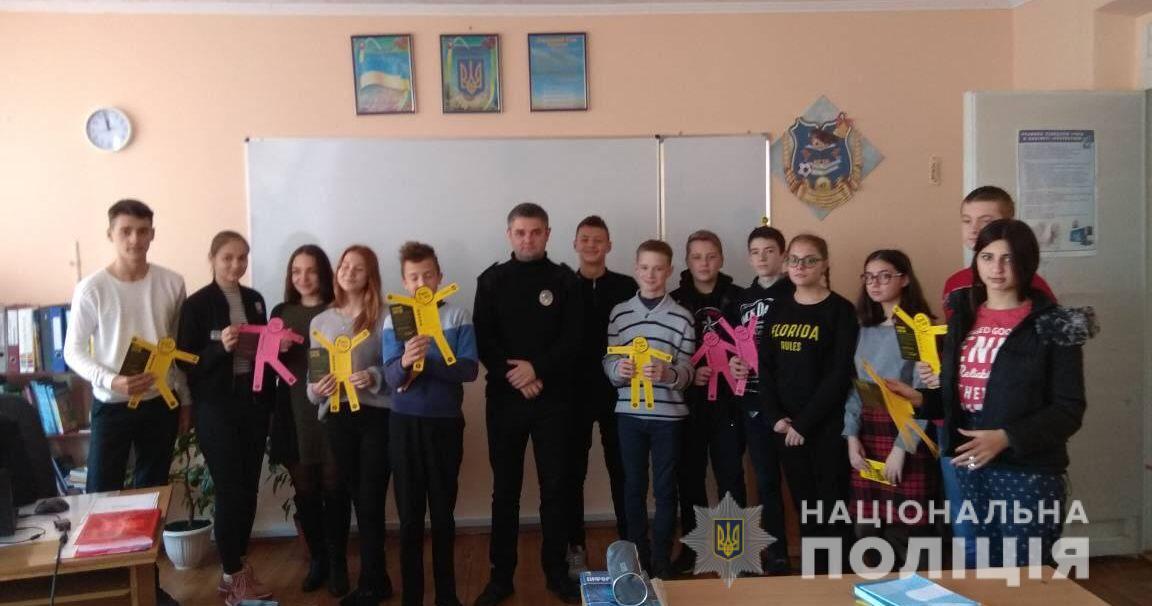 Ювенальні поліцейські проводять уроки безпеки у херсонських школах Ювенальні поліцейські проводять уроки безпеки у херсонських школах