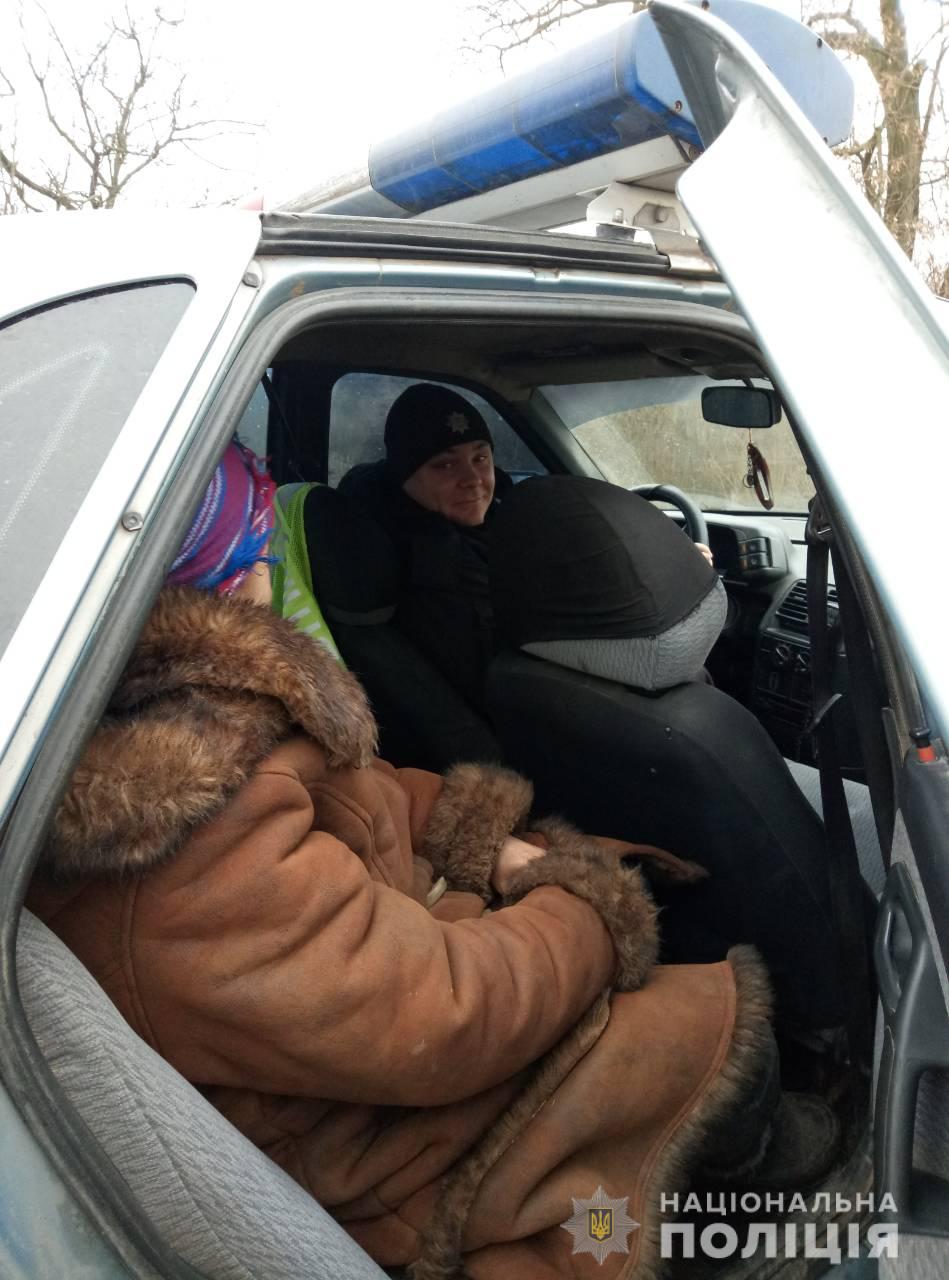 На Херсонщині люди похилого віку добираються додому з комфортом у компанії поліцейських (ФОТО)