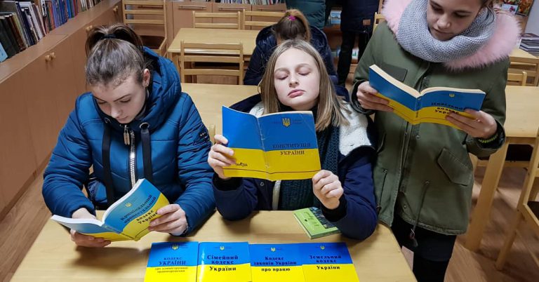 Что-то новенькое для херсонских школьников - время знакомиться со своими правами и обязанностями (ФОТО) Что-то новенькое для херсонских школьников - время знакомиться со своими правами и обязанностями (ФОТО)