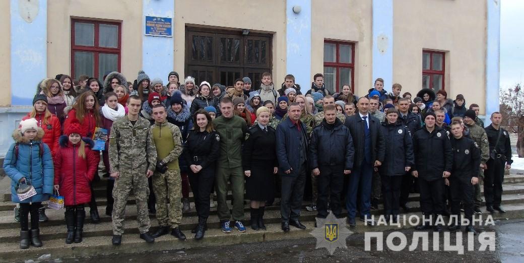 Учні випускних класів бериславських шкіл познайомилися з професією поліцейського