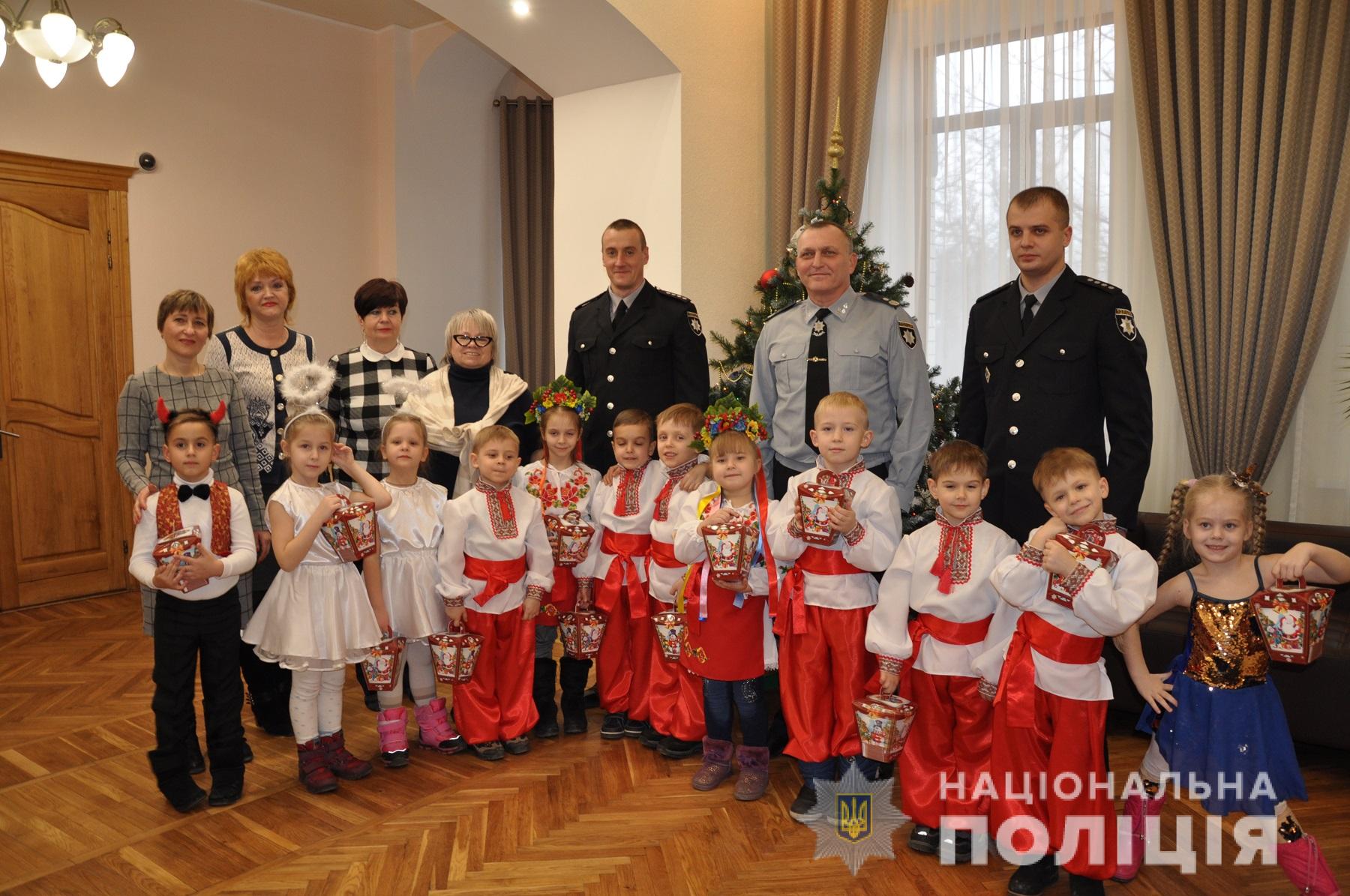 Танцювали і співали, солодощі смакували - як малеча головного поліцейського Херсонщини вітала