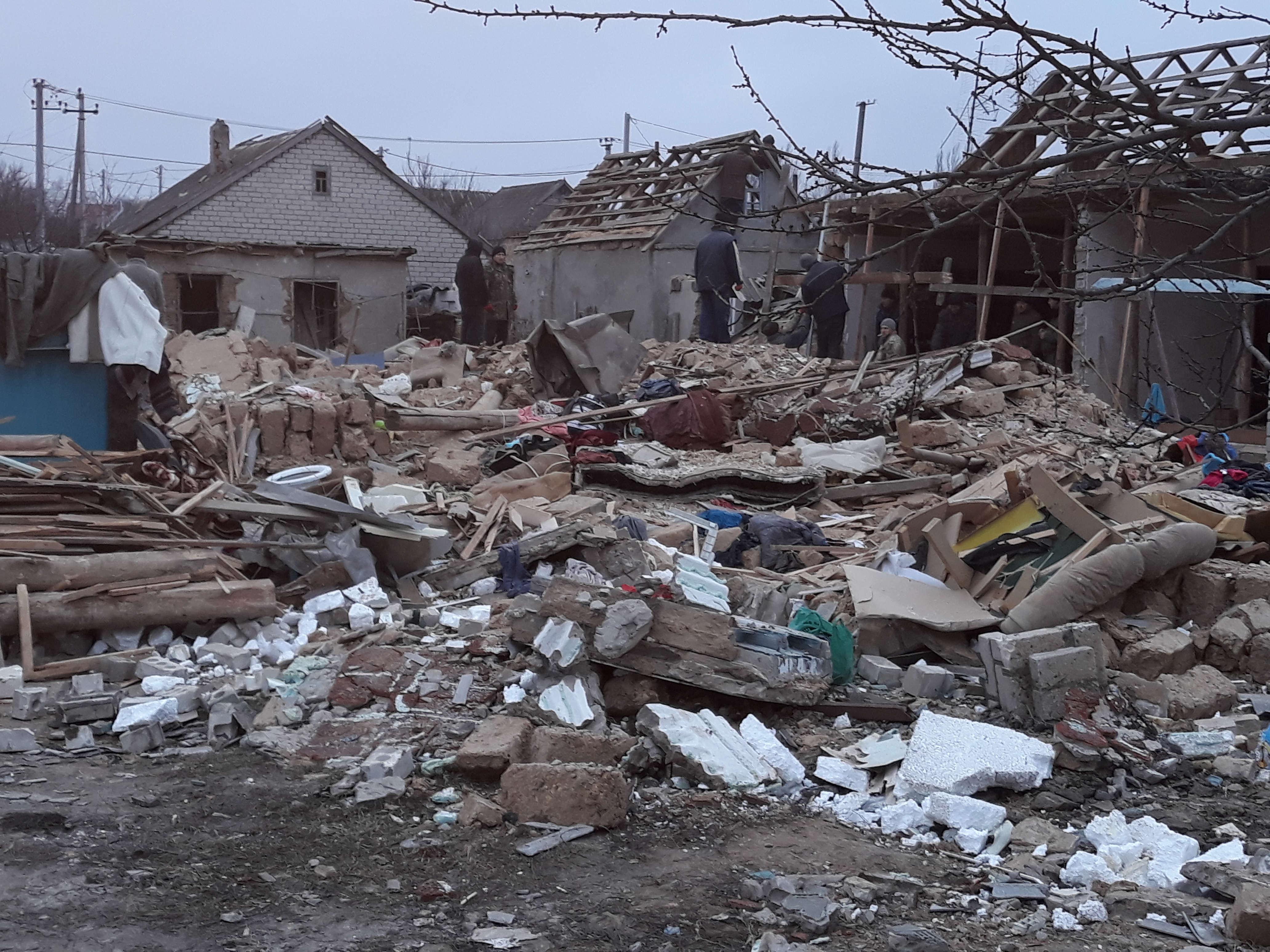 Потихоньку вычищают и восстанавливают - на месте взрыва в Херсоне работают друзья и сослуживцы пострадавших