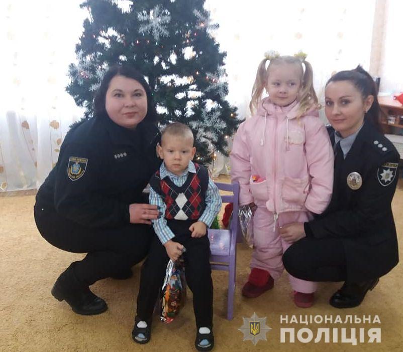Святий Миколай цього дня не залишить без уваги нікого: поліцейські підсолодили життя та подарували посмішки херсонським дітлахам (ФОТО)