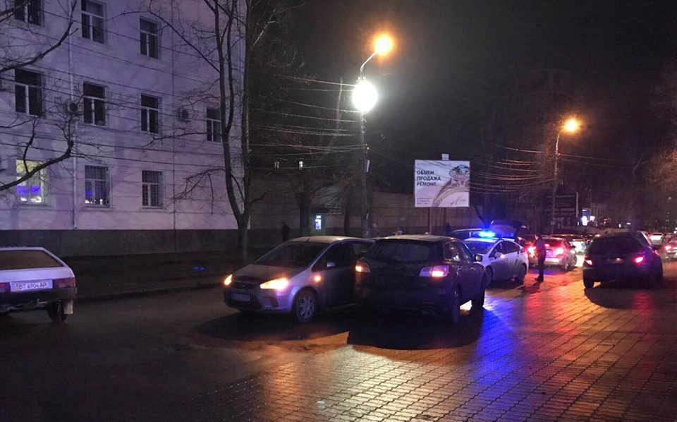 В Херсоне, в районе пересечения Маяковского и Ушакова из-за ДТП несколько затруднено движение