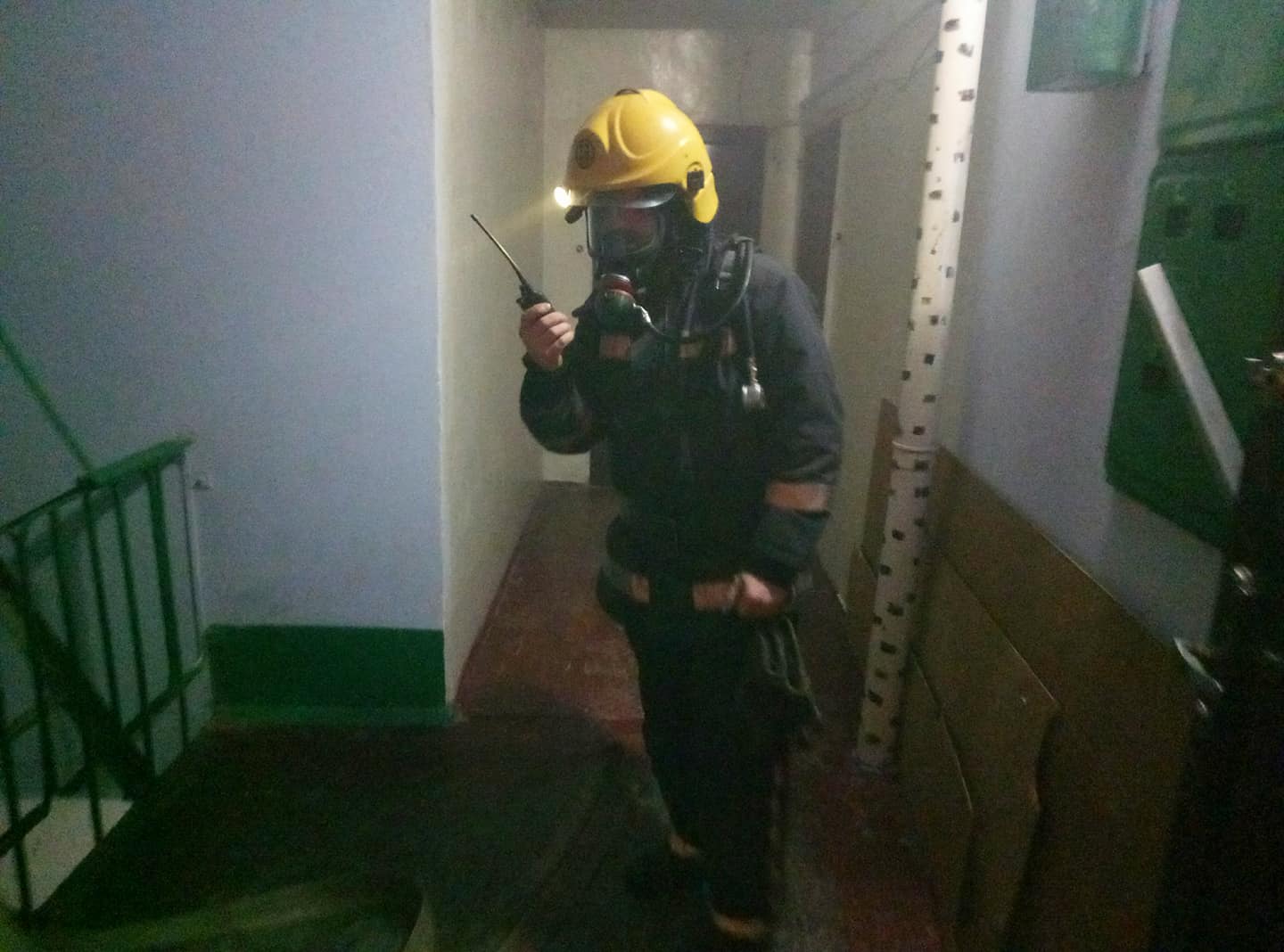Каховчанин так покурив на балконі, що довелося викликати пожежників