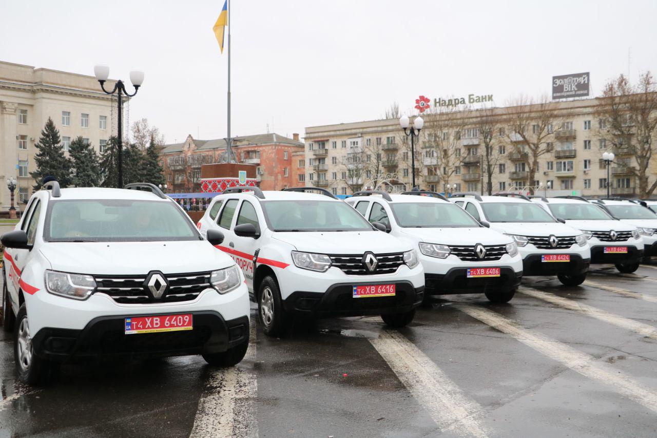 Шеренга нових автомобілів попрямувала до лікарських амбулаторій Херсонщини (ФОТО)