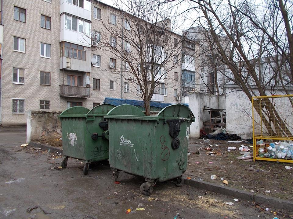 Так чисто, що аж у оці блищить: херсонці прибрали свою вулицю від сміття