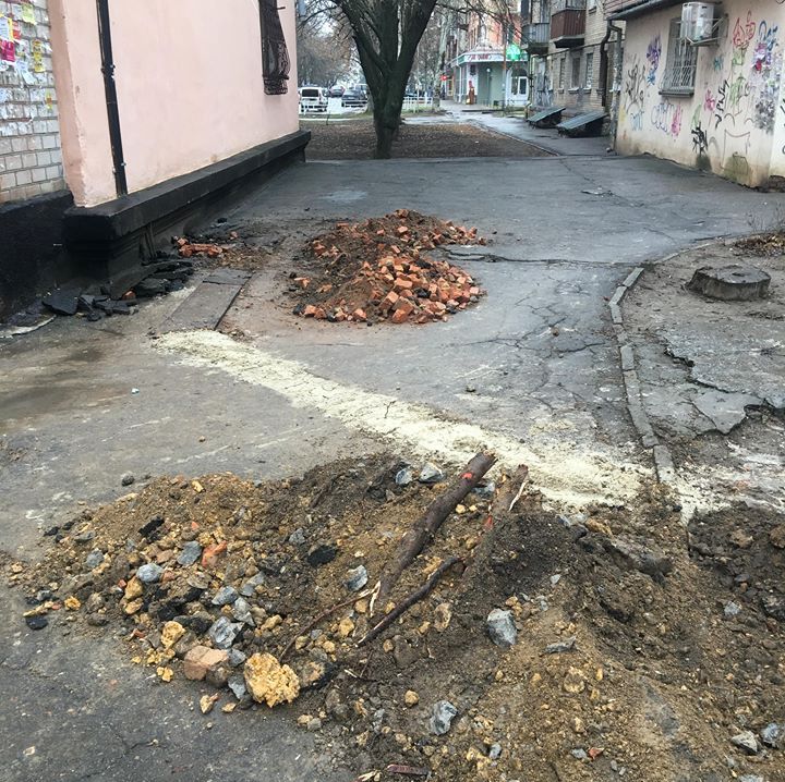 Земляной вал и груда кирпичей под ногами - коммунальщики 