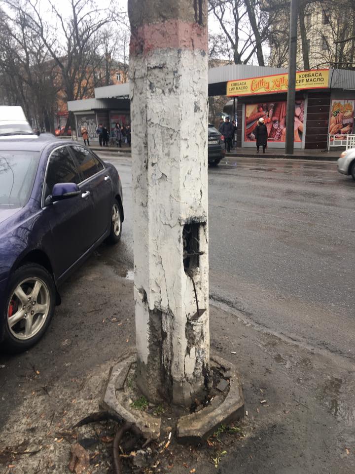 Безопасность на дорогах Херсона зависит теперь и от столбов (ФОТО)