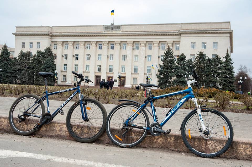 Хто як, а херсонці приїхали на роботу на велосипеді (ФОТО)