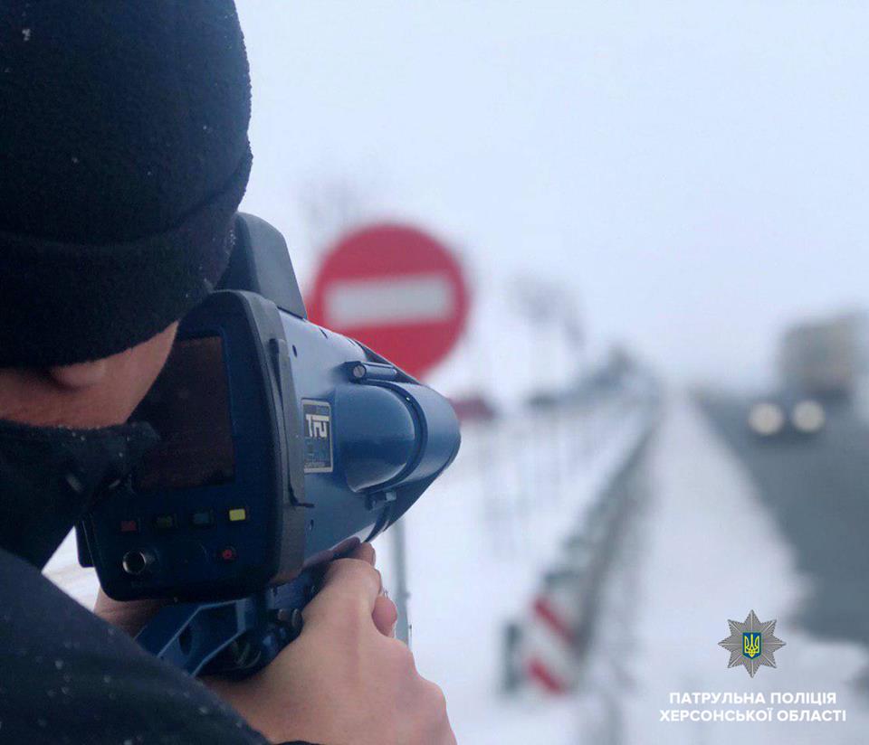 18 адмінпротоколів - перші результати використання поліцейського радару на одній із трас Херсонщини 18 адмінпротоколів - перші результати використання поліцейського радару на одній із трас Херсонщини