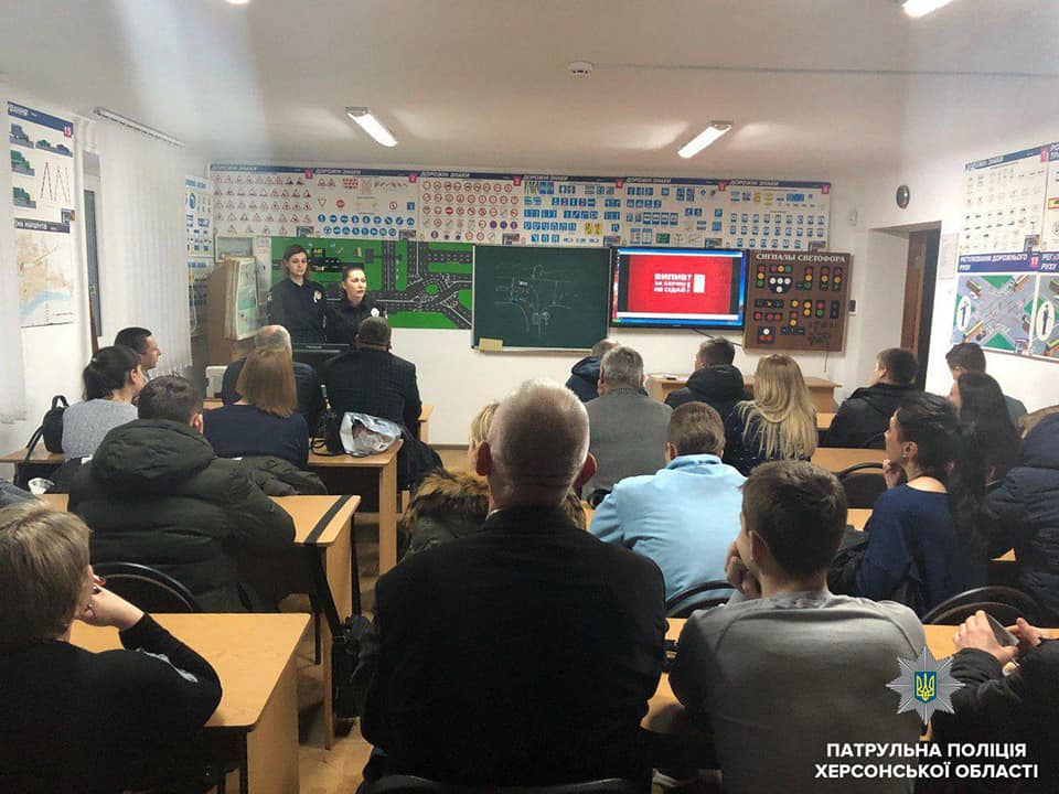 Майбутні херсонські водії спробували 