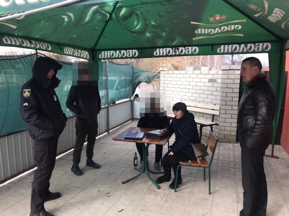 У Новій Каховці, в магазині навпроти навчального закладу продають спиртне неповнолітнім - факт зафіксувала поліція У Новій Каховці, в магазині навпроти навчального закладу продають спиртне неповнолітнім - факт зафіксувала поліція
