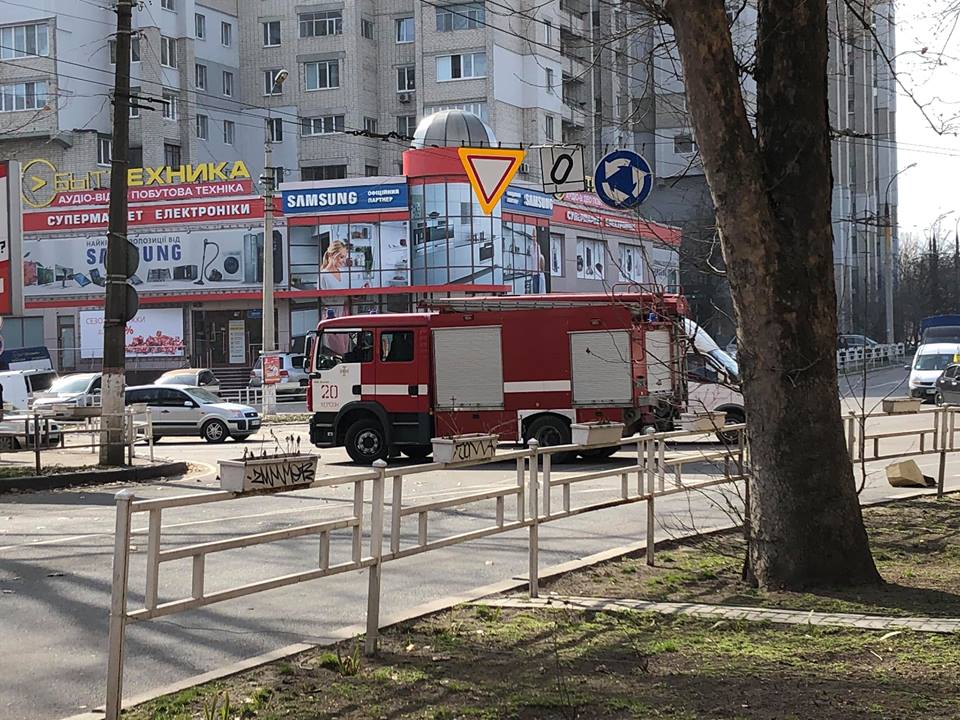 Улица Пугачева в центре Херсона временно перекрыта - дорогу преградило упавшее дерево Улица Пугачева в центре Херсона временно перекрыта - дорогу преградило упавшее дерево
