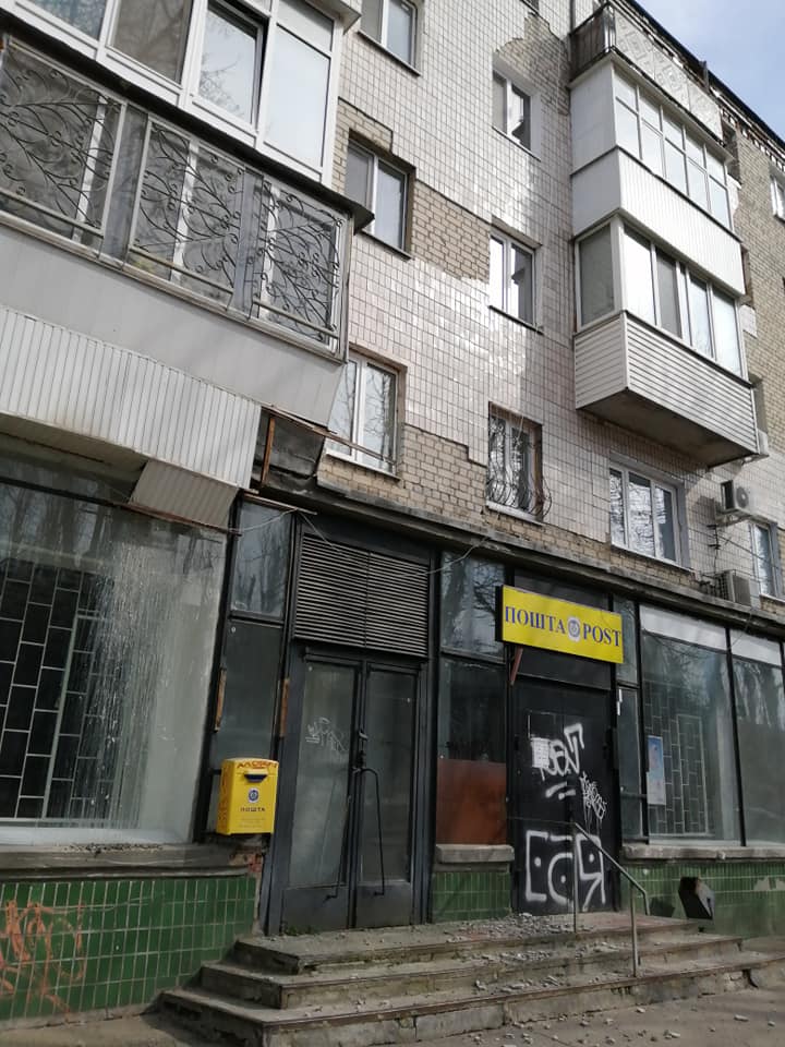 В Херсоне кусок падающей с фасада дома плитки зацепил ребенка