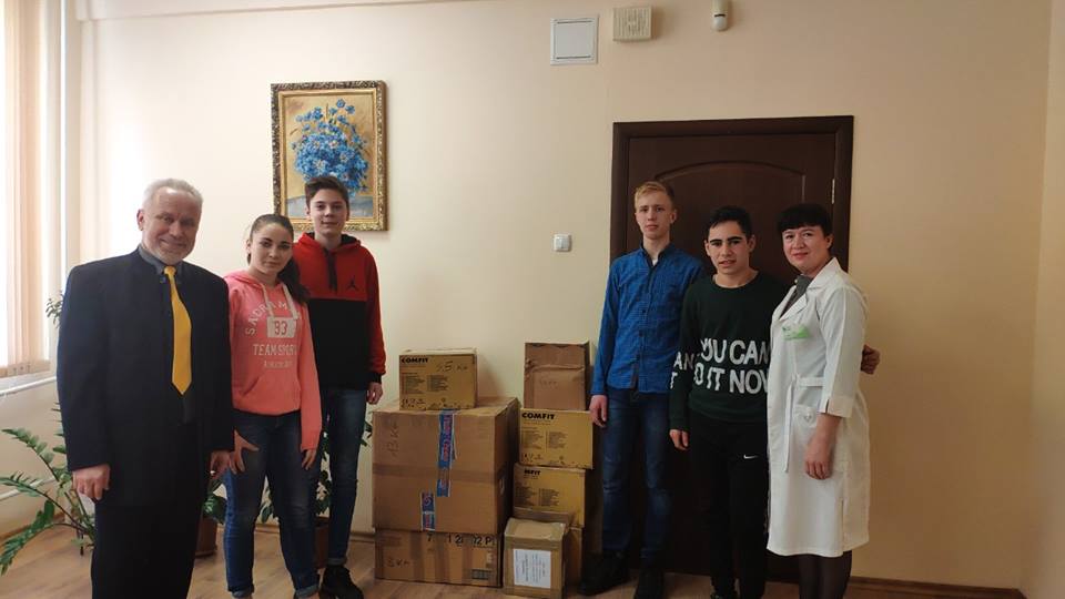 Вихованці херсонської гімназії імені Шевченка отримали урок людяності - особисто передали благодійну допомогу онкодиспансеру