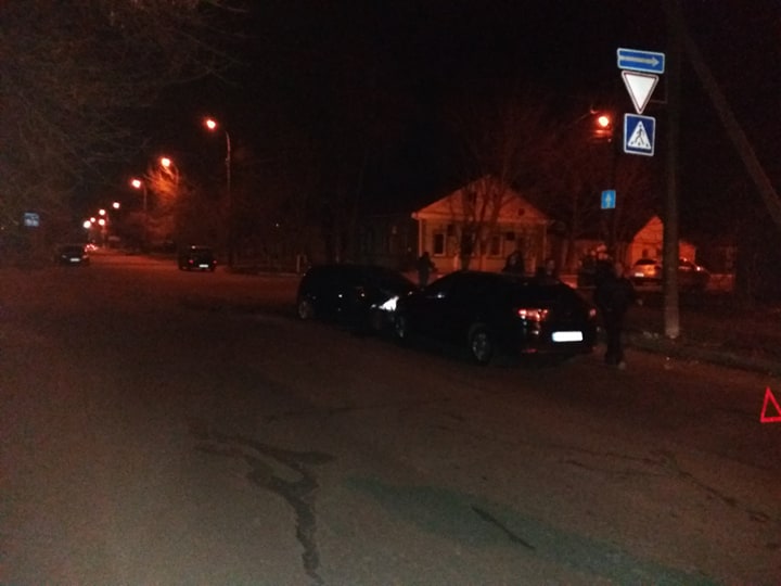 В Херсоне - вечернее ДТП с участием трех авто, полиция долго не едет