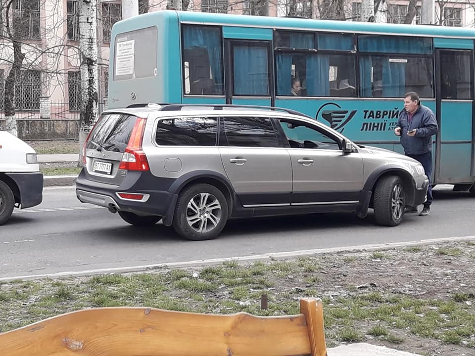 Ударил авто, а его хозяина капотом с дороги отодвинул -  как в Херсоне водитель с места ДТП скрылся