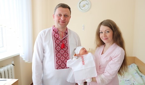 Новонароджені херсонці отримали свої перші вишиванки Новонароджені херсонці отримали свої перші вишиванки