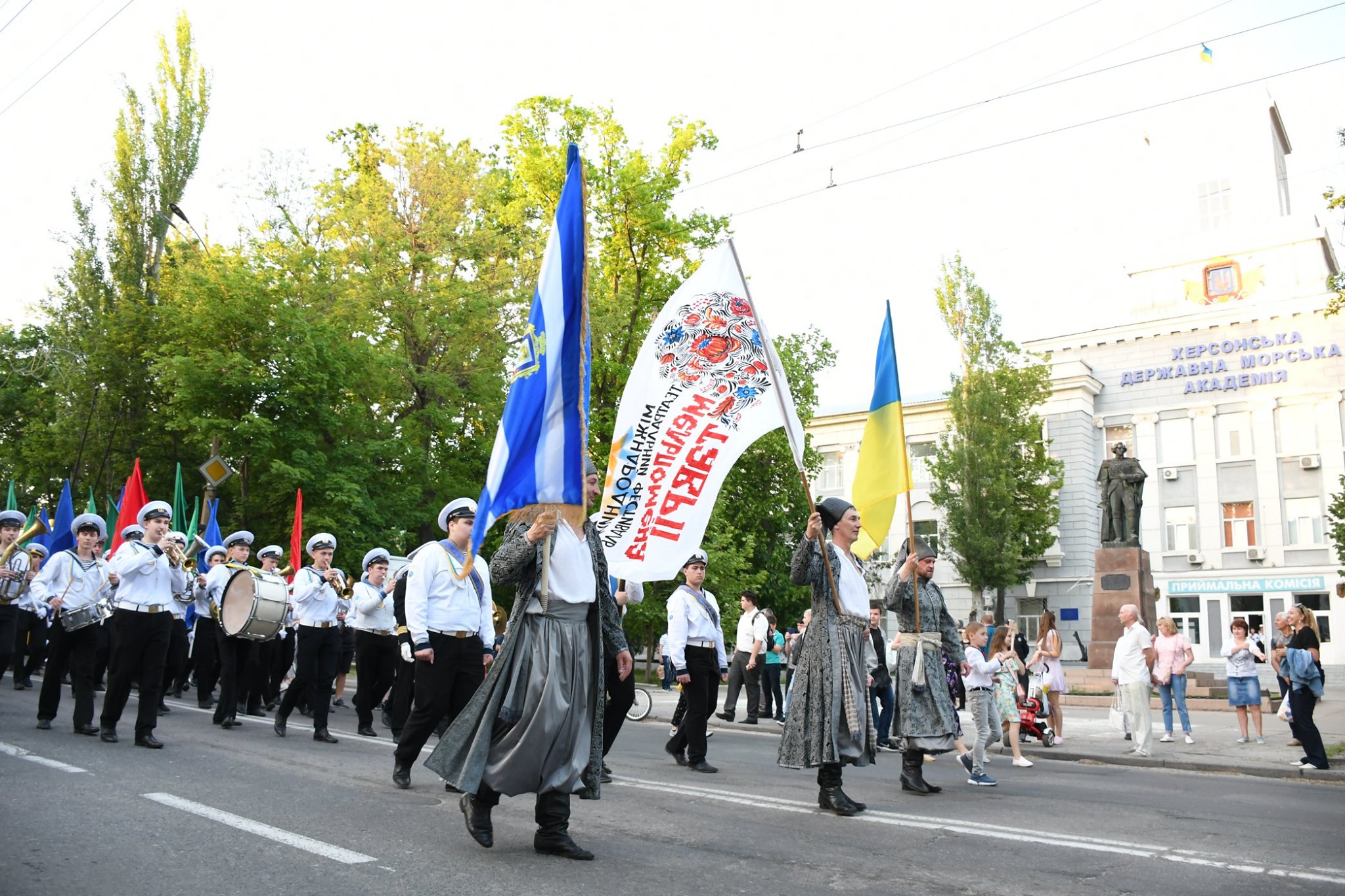 Фестиваль «Мельпомена Таврії» стартував під звуки духового оркестру Херсонської державної морської академії (ФОТО) Фестиваль «Мельпомена Таврії» стартував під звуки духового оркестру Херсонської державної морської академії (ФОТО)
