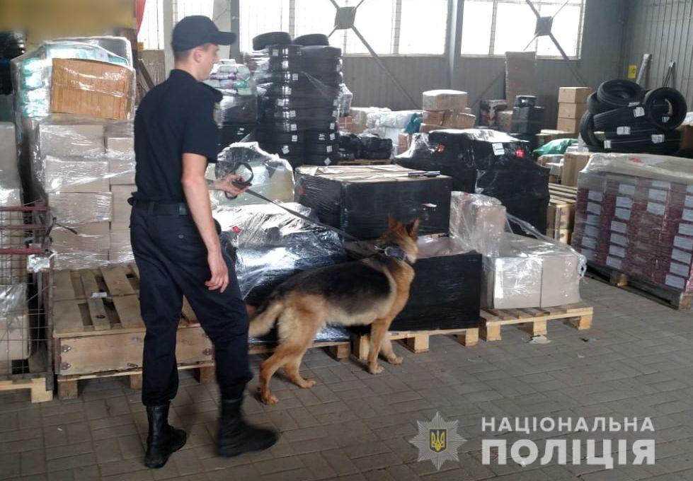 Поліція перевіряє поштові фірми-перевізники для недопущення потрапляння на Херсонщину зброї із зони проведення ООС Поліція перевіряє поштові фірми-перевізники для недопущення потрапляння на Херсонщину зброї із зони проведення ООС