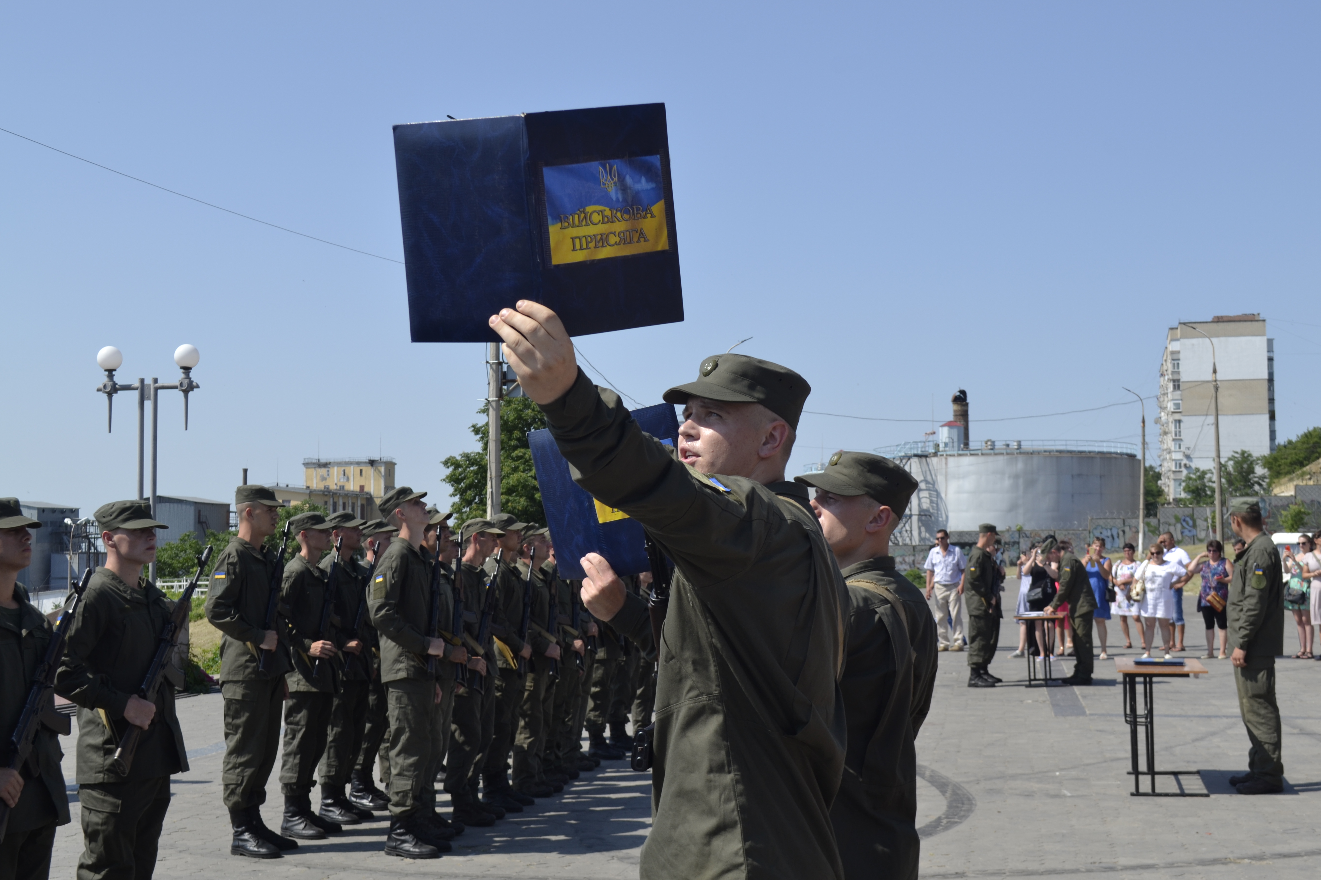 Мужність, сльози та освідчення у коханні: як на Херсонщині приймали до лав Національної гвардії