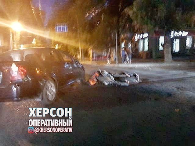Вечернее ДТП в Херсоне: автомобиль против мотоцикла (ФОТО)