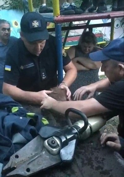 У Новотроїцькому районі 6-річний хлопчик не міг вибратися з конструкції на ігровому майданчику У Новотроїцькому районі 6-річний хлопчик не міг вибратися з конструкції на ігровому майданчику