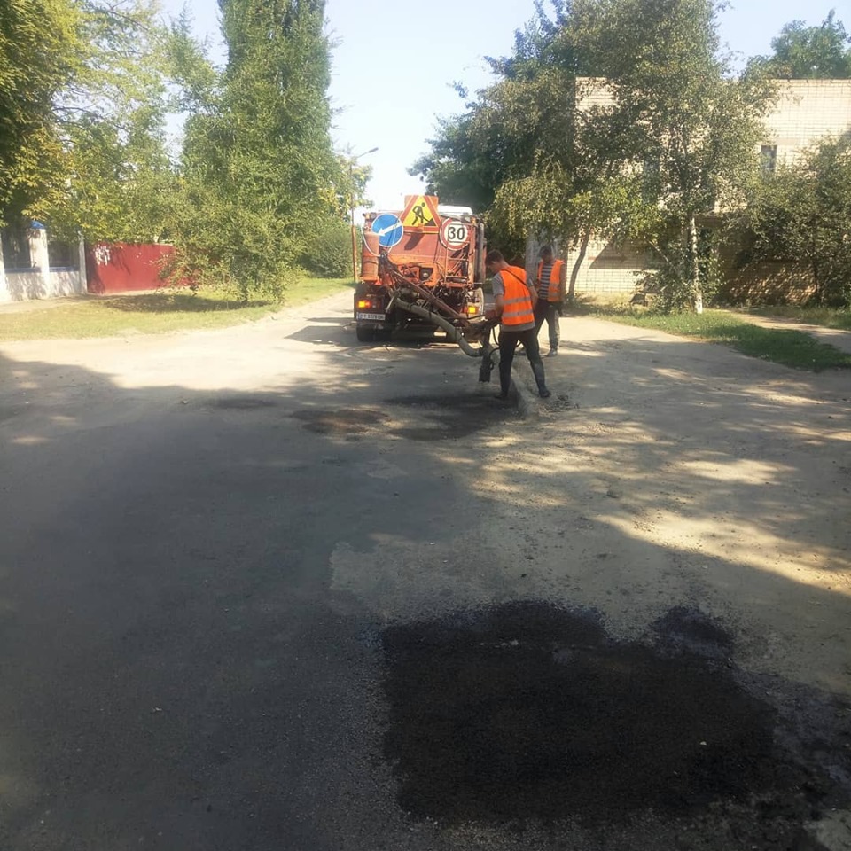 Херсонцям іноді щастить - деякі дороги у місті ремонтують