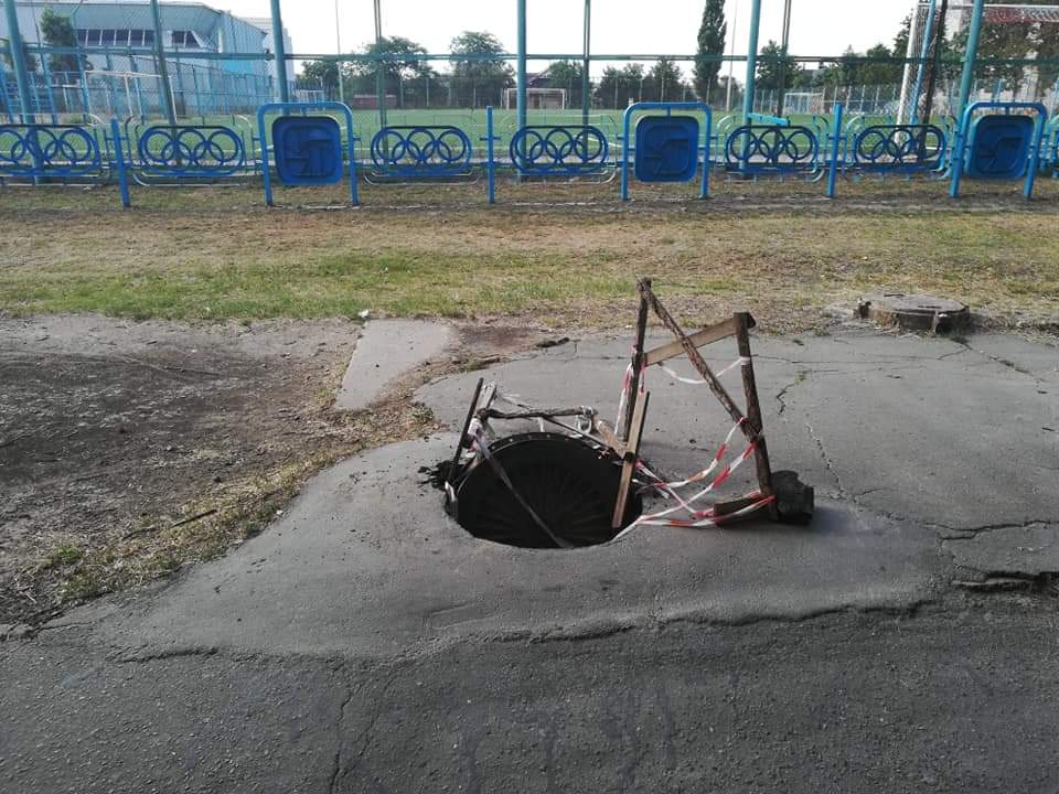 Когда местная херсонская власть увидит открытый люк, возле