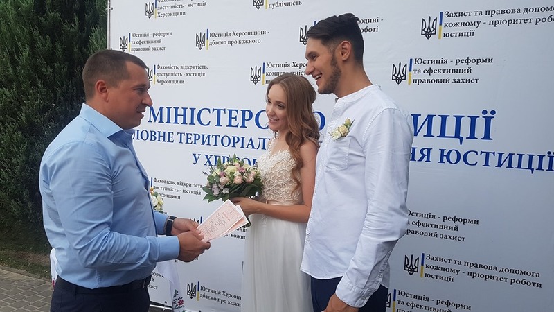 Начальник патрульної поліції Херсонщини побрався з коханою в День українського прапора