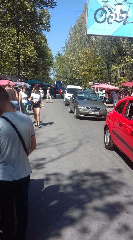 В +35 торгуют мясом и рыбой, отганяя веточками мух и мошек - журналист о стихийном базаре на улице Мира