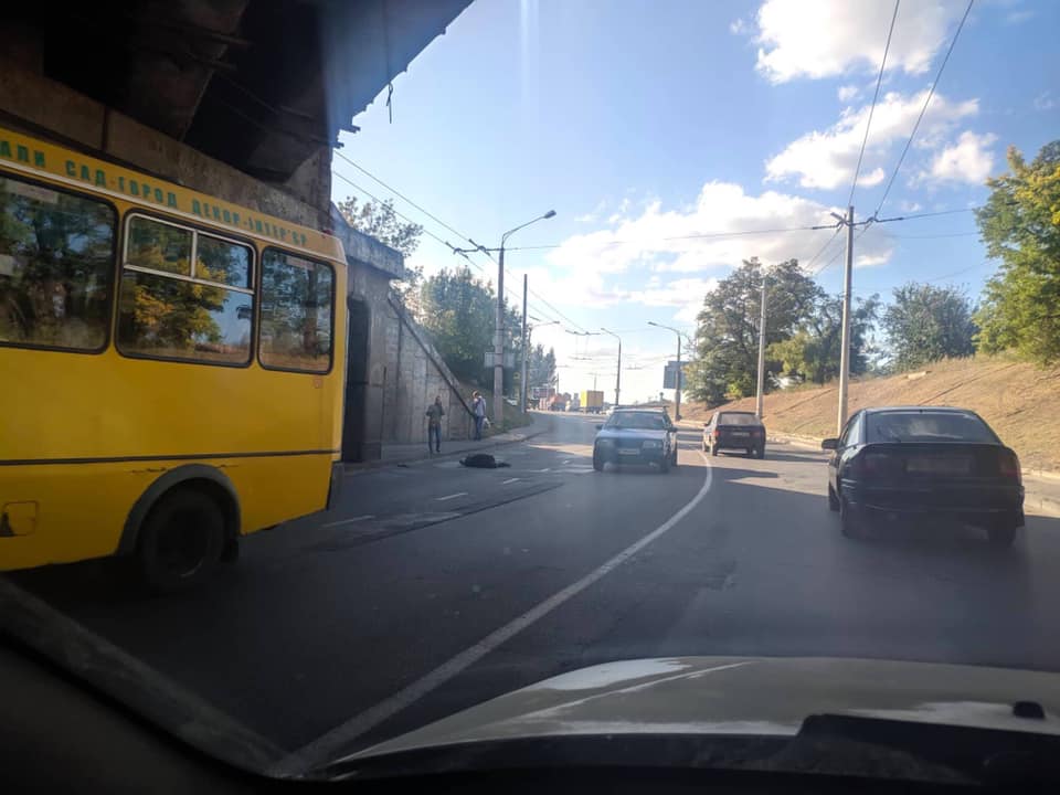 У Херсоні чоловік скоїв самогубство, стрибнувши з мосту на проїзжу частину