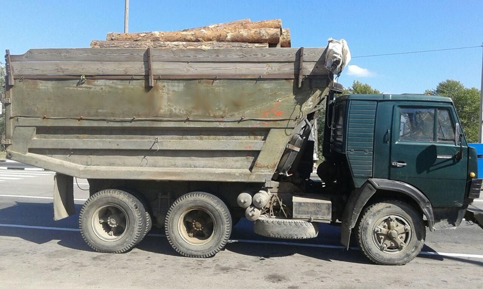На Херсонщині поліцейські ретельно перевіряють вантажівки з піском та лісоматеріалами