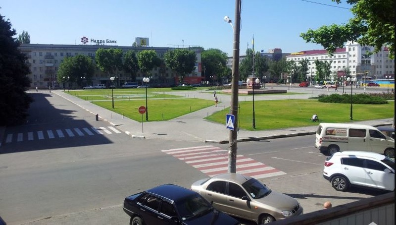 По чьему приказу парковка у Херсонской ОГА стала платной?
