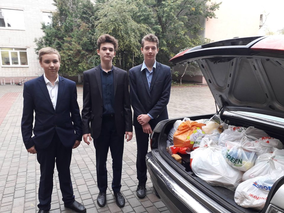 Учні херсонської школи № 30 допомогли малозабезпеченим людям, зібравши багато продуктових наборів