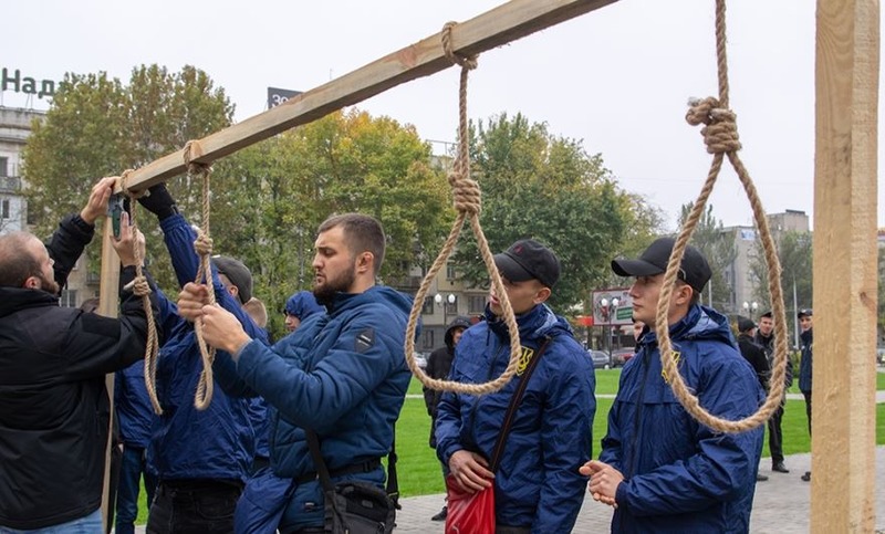 Кому выгодна виселица в центре Херсона? Кому выгодна виселица в центре Херсона?