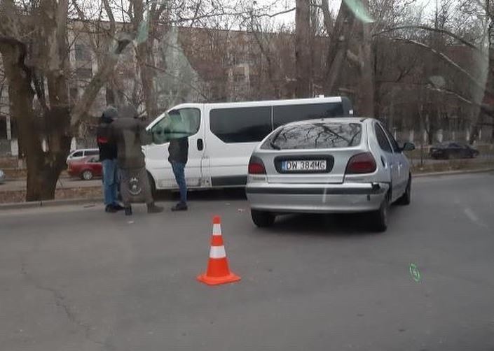 На Бериславском шоссе Херсона столкнулись микроавтобус с На Бериславском шоссе Херсона столкнулись микроавтобус с