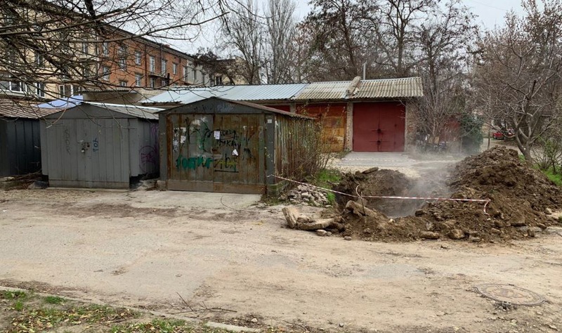 В Херсоне незаконные гаражи на теплотрассе - ремонту помеха В Херсоне незаконные гаражи на теплотрассе - ремонту помеха