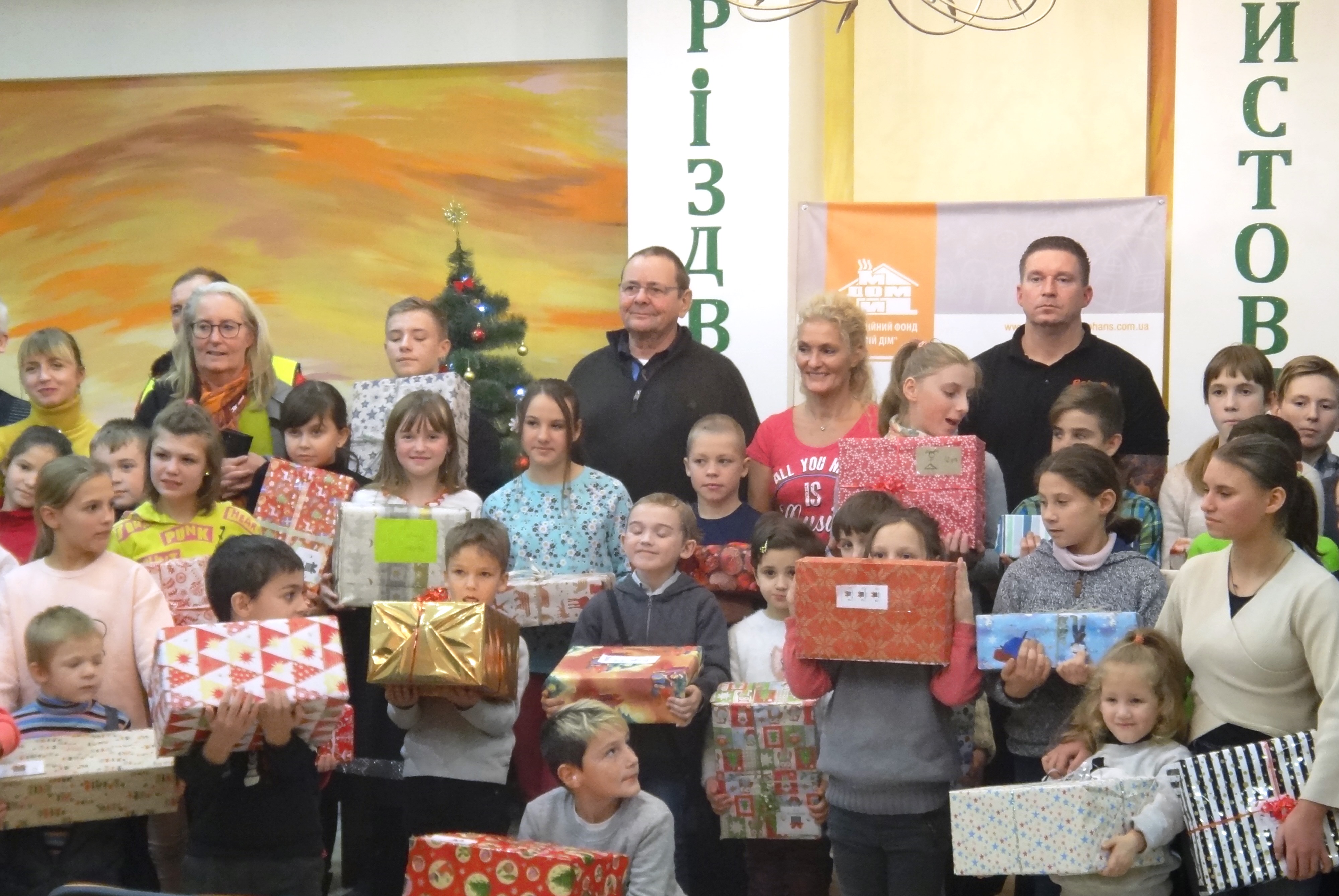 Благодійний проект «Різдвяний конвой -2019»: маленькі херсонці  тішилися новорічним подарункам з Німеччини (ФОТО)