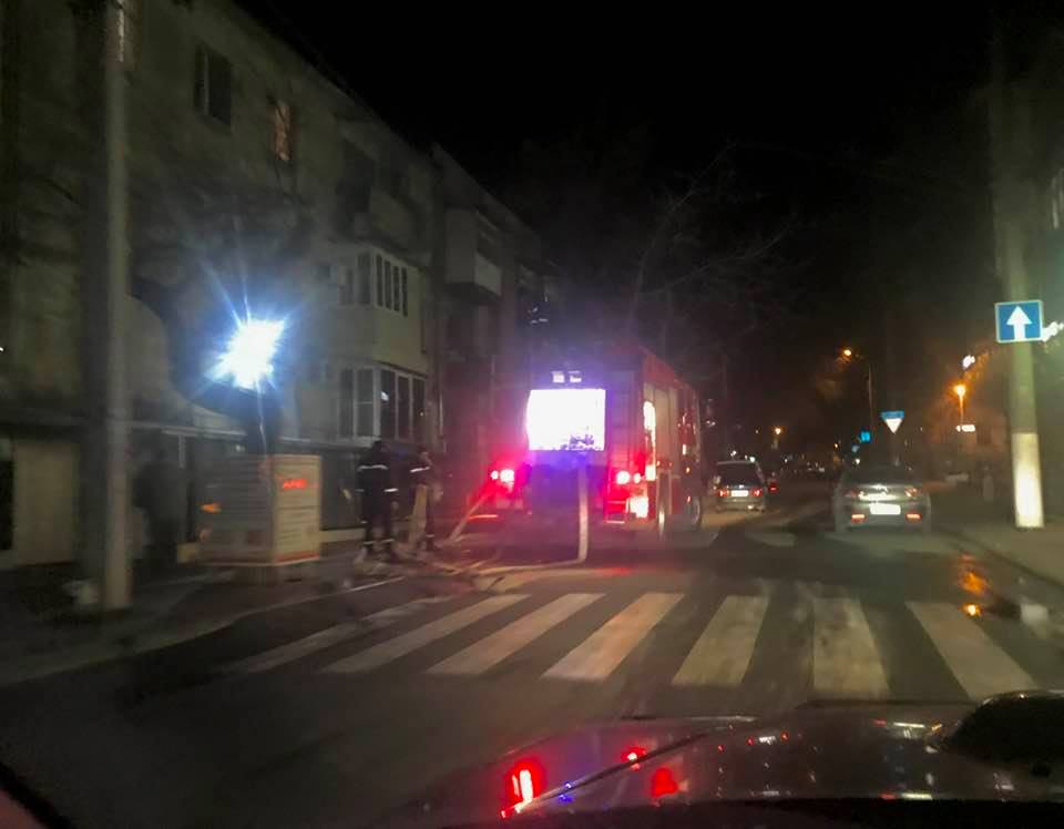 В центре Херсона в подвале жилого дома горит офисное помещение В центре Херсона в подвале жилого дома горит офисное помещение