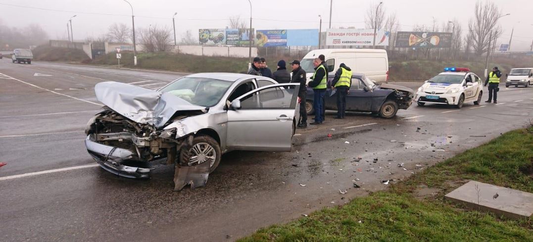 У Херсоні  сталася лобова ДТП за участю службового автомобіля поліції