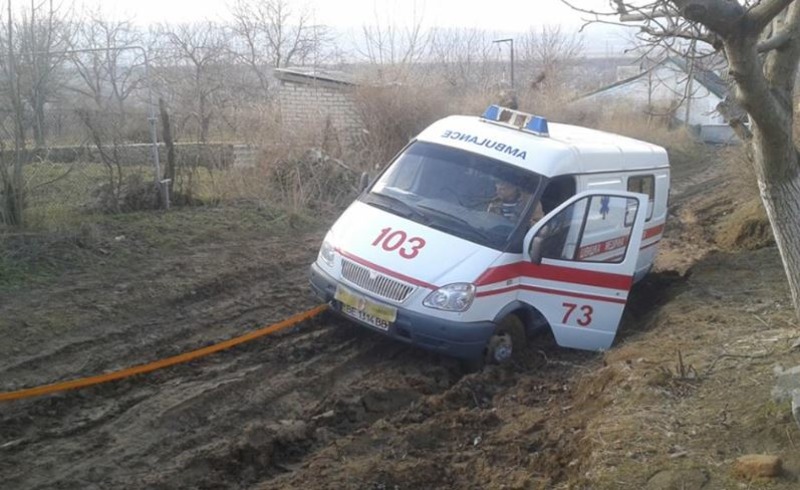 На Херсонщині жінка народила 8 дитину у швидкій, яка застрягла у багнюці