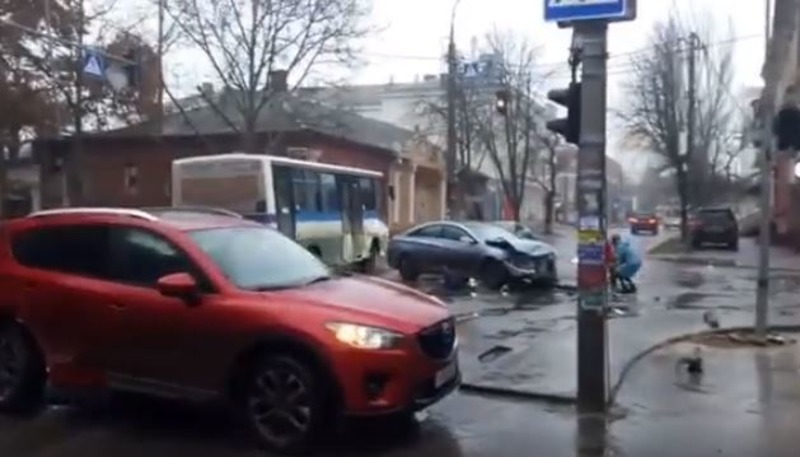 В центре Херсона из-за неработающего светофора столкнулись иномарки