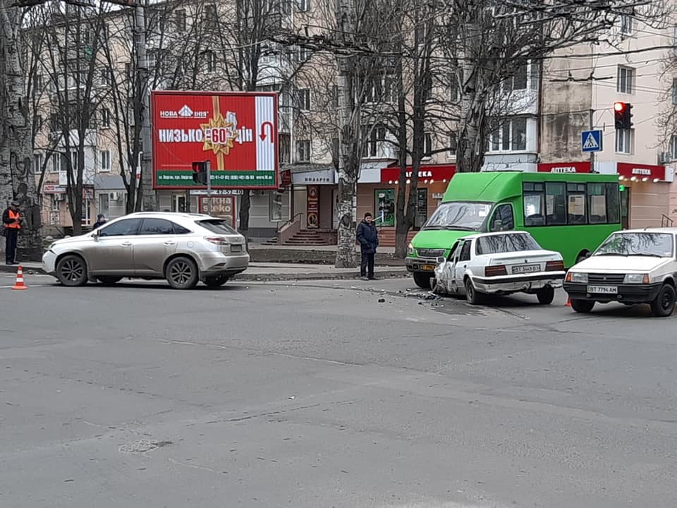 В Херсоне произошло тройное ДТП с участием маршрутки - ФОТО, ВИДЕО