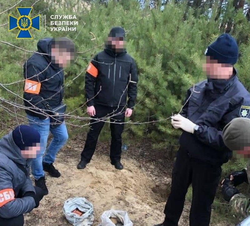 На Херсонщині СБУ виявила у схроні по п`ять кілограмів пластиду і тротилу На Херсонщині СБУ виявила у схроні по п`ять кілограмів пластиду і тротилу